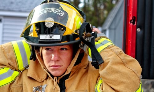 防火服を着込んでいる消防士の女性
