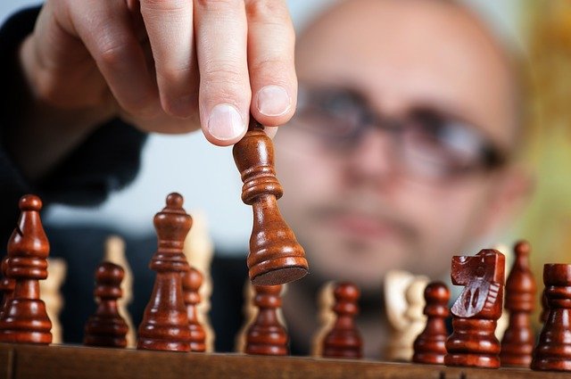 チェスする男性の画像